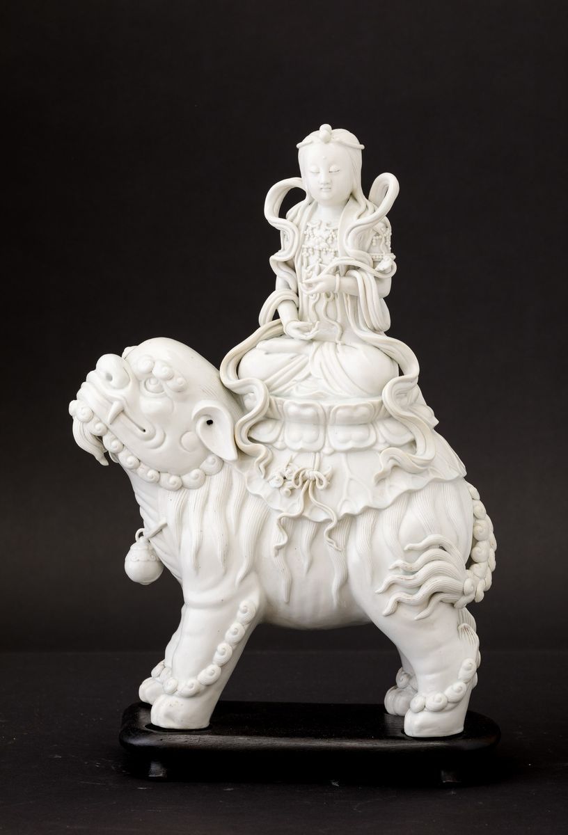 Figura di Guanyin con Ruyi Seduta su Drago in Porcellana Blanc De Chine, Cina, Dinastia Qing, XIX...