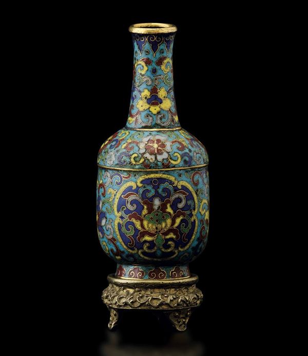 Piccolo vaso imperiale a smalti cloisonnÃ¨ con decori floreali e motivi a fiori di loto, Cina, Dinastia Qing, marca e del periodo Qianlong (1736-1796)