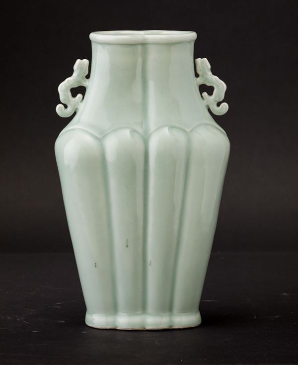 Vaso in porcellana Celadon con piccole anse sagomate e corpo costolato, Cina, Dinastia Qing, XIX secolo