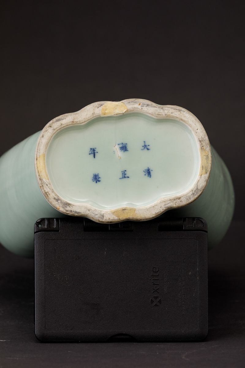 Vaso in Porcellana Celadon con Piccole Anse Sagomate e Corpo Costolato, Cina, Dinastia Qing, XIX ...