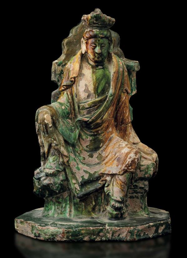 Rara figura di Buddha seduto e incoronato in terracotta invetriata a smalti Sancai, Cina, probabilmente Song (960-1279)