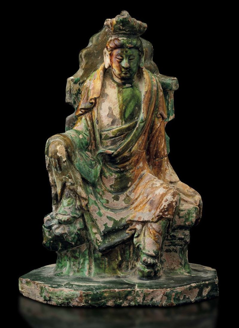 Rara figura di Buddha seduto e incoronato in terracotta invetriata a smalti Sancai, Cina, probabilmente Song (960-1279)  - Asta Fine Chinese Works of Art - Cambi Casa d'Aste