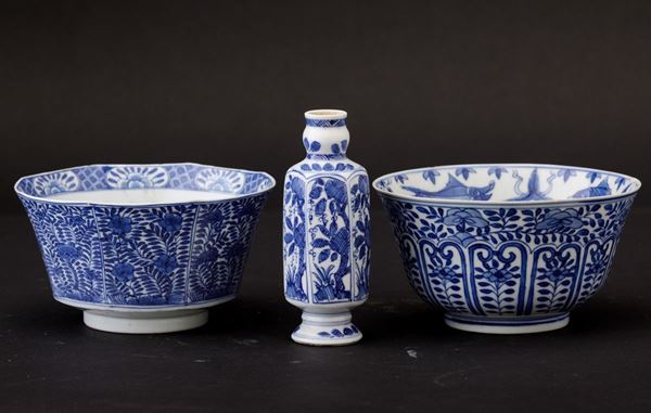 Lotto composto da due ciotole e da un vasetto in porcellana bianca e blu, Cina, Dinastia Qing, epoca Kangxi (1662-1722)