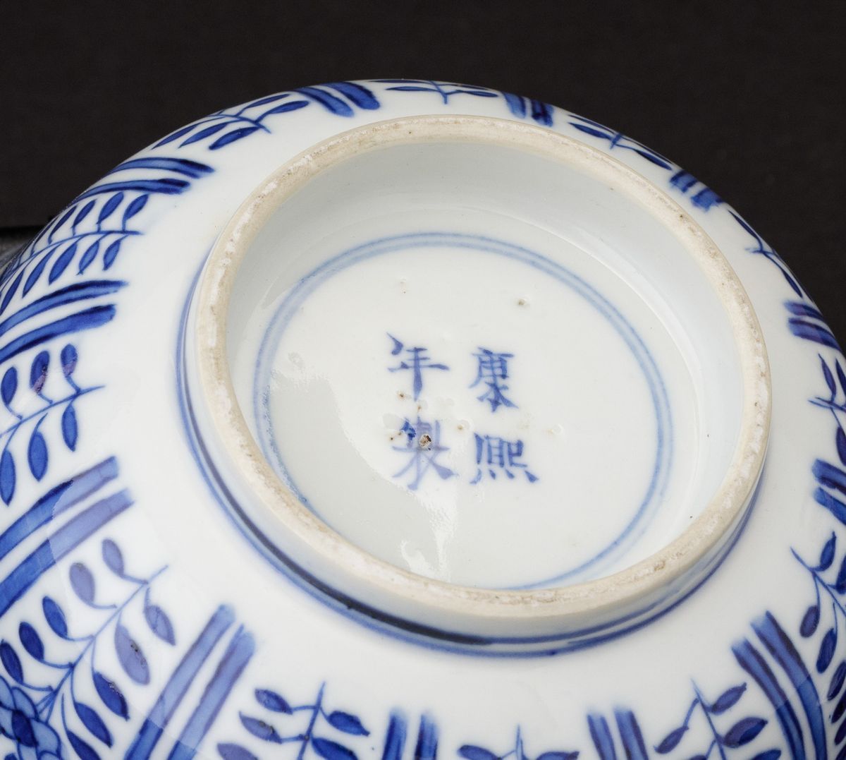Lotto Composto da Due Ciotole e da un Vasetto in Porcellana Bianca e Blu, Cina, Dinastia Qing, Ep...