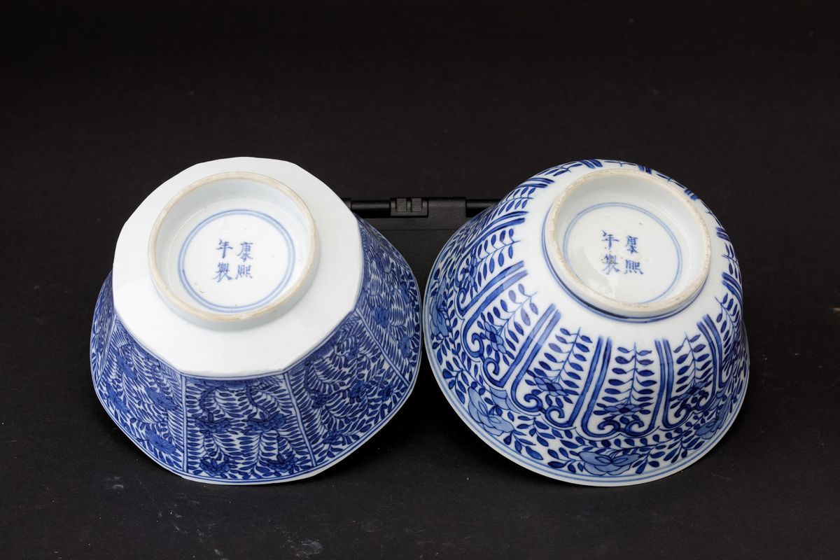 Lotto Composto da Due Ciotole e da un Vasetto in Porcellana Bianca e Blu, Cina, Dinastia Qing, Ep...