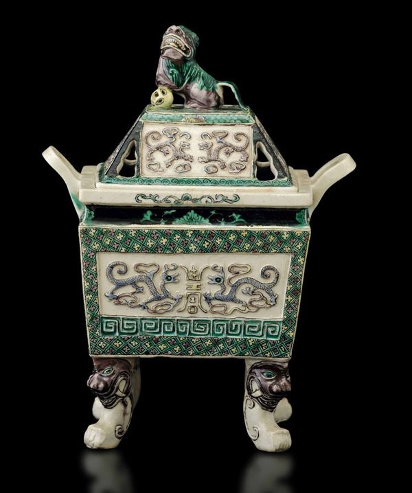 Incensiere in porcellana Famiglia Verde con doppia ansa e presa del coperchio a foggia di Cane di Pho, Cina, Dinastia Qing, XIX secolo