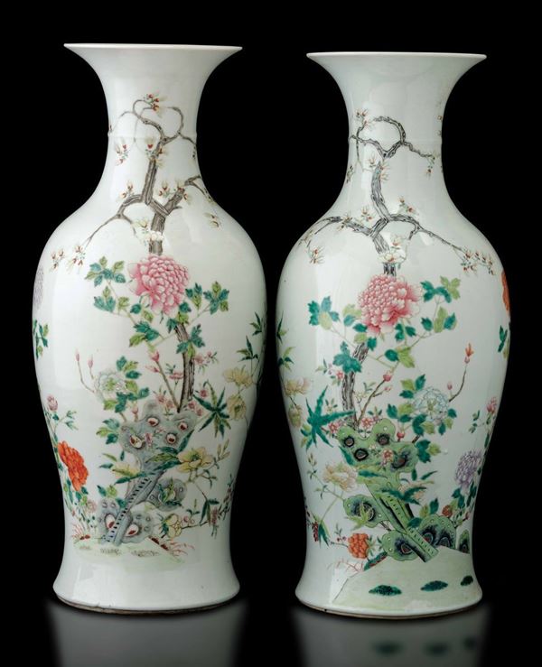 Coppia di vasi in porcellana con soggetti naturalistici, Cina, Dinastia Qing, epoca Guangxu (1875-1908)