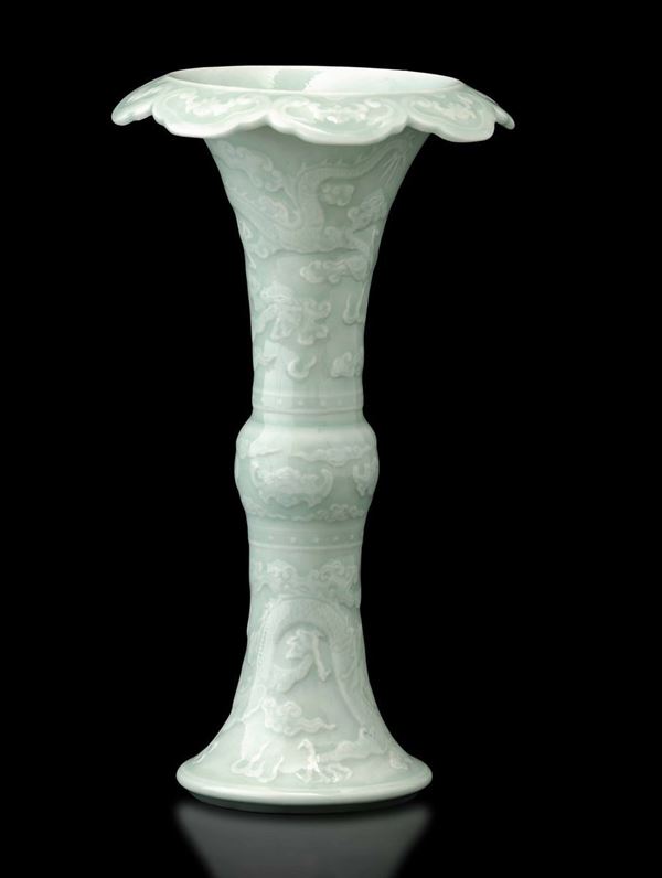 Vaso a tromba in porcellana monocroma Celadon con decoro di draghi tra le nuvole, Cina, Dinastia Qing, XIX secolo