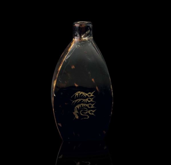 Snuff bottle in tartaruga con simboli incisi e lumeggiati in color oro, Cina, Dinastia Qing, marca e del periodo Guangxu (1875-1908)
