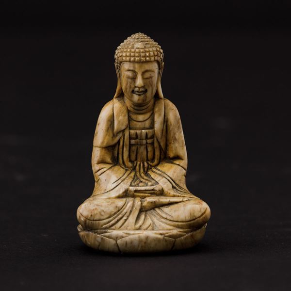 Piccola figura di Buddha Amitayus scolpita in saponaria, Cina, Dinastia Qing, XIX secolo