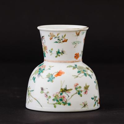 Calamaio in Porcellana con Decori Floreali e Insetti, Cina, Dinastia Qing, XIX Secolo