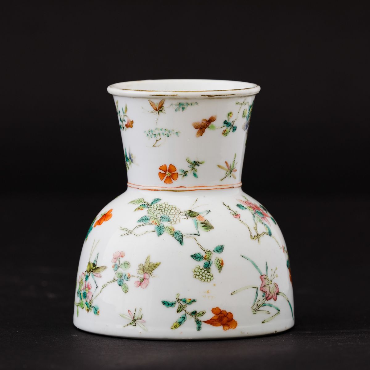 Calamaio in Porcellana con Decori Floreali e Insetti, Cina, Dinastia Qing, XIX Secolo