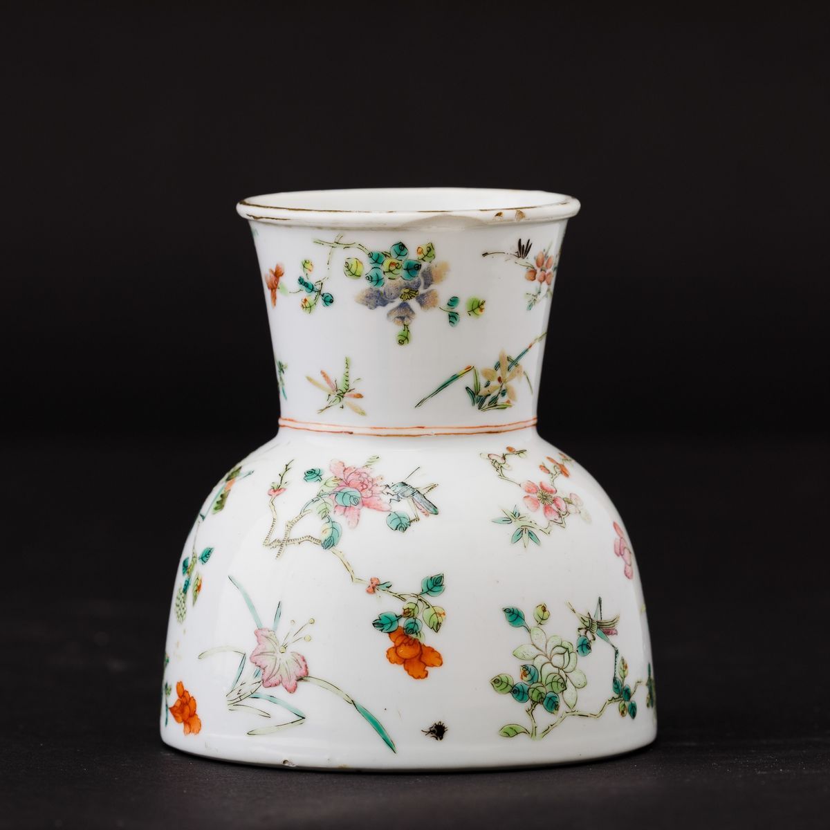 Calamaio in Porcellana con Decori Floreali e Insetti, Cina, Dinastia Qing, XIX Secolo