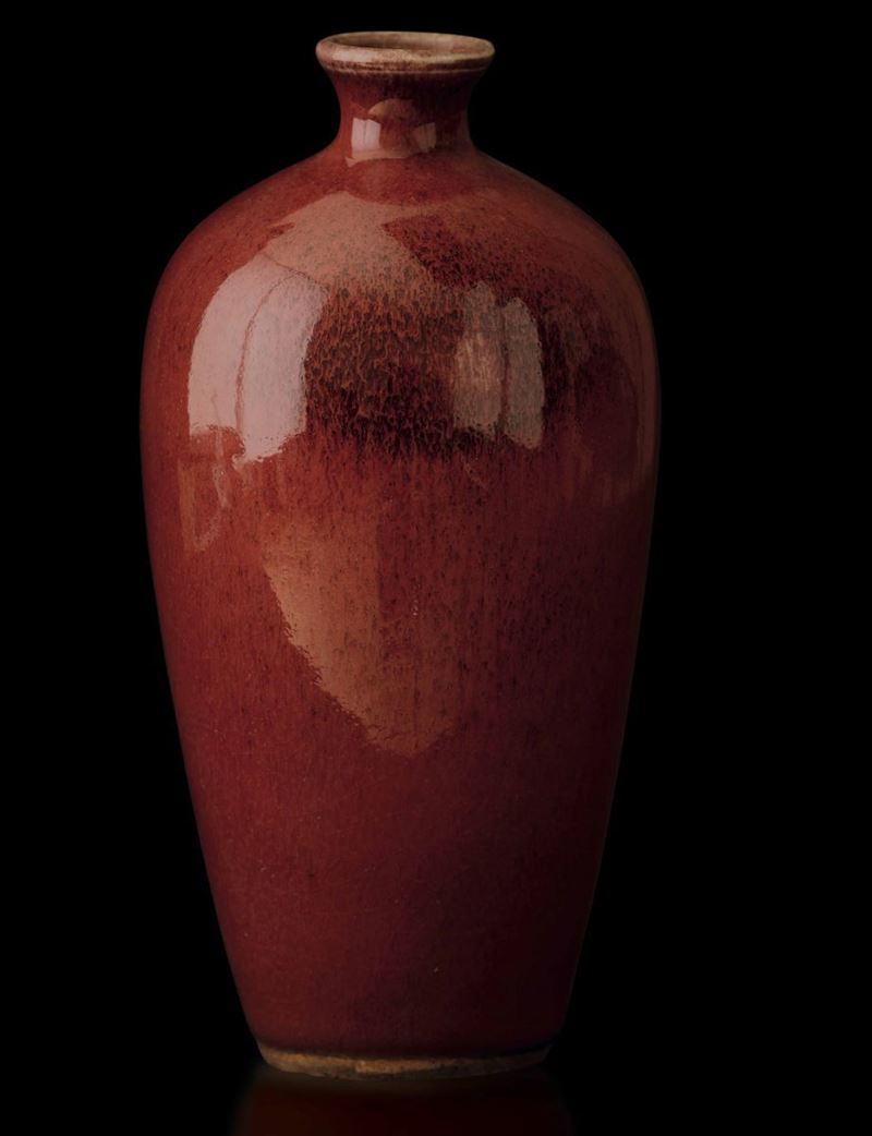 Vaso in porcellana monocroma sangue di bue, Cina, Dinastia Qing, epoca Guangxu (1875-1908)  - Asta Fine Chinese Works of Art - Cambi Casa d'Aste