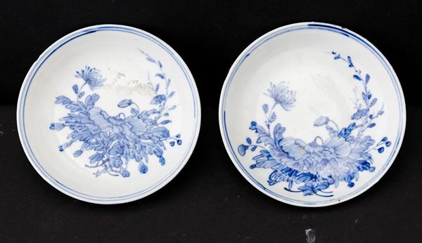 Coppia di piccoli piatti in porcellana bianca e blu con decori floreali, Cina, Dinastia Qing, epoca Guangxu (1875-1908)