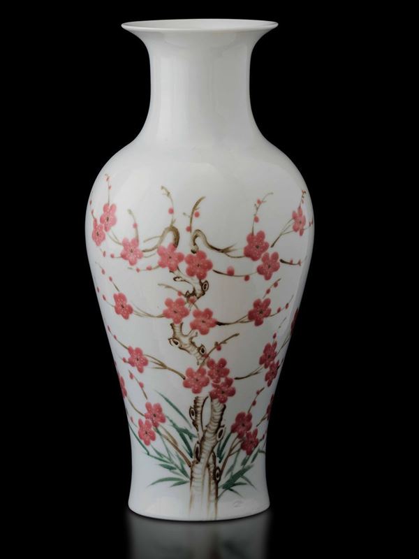 Raro vaso in porcellana con fiori di pesco e decorazione floreale interna sui toni del bianco e del blu, Cina, XX secolo