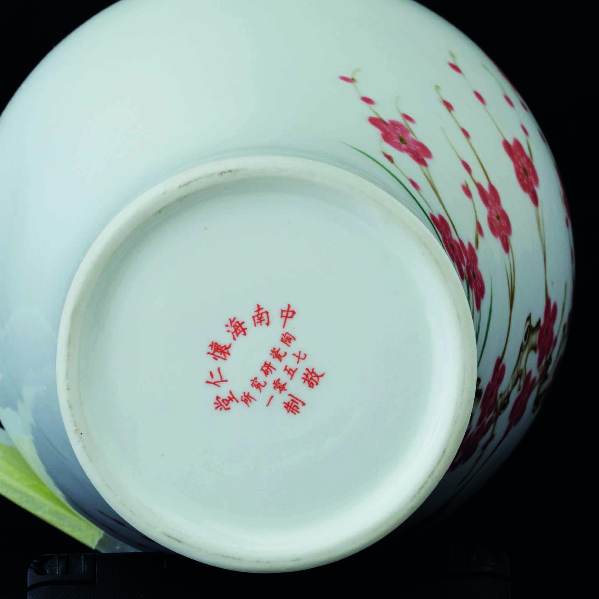 Raro Vaso in Porcellana con Fiori di Pesco e Decorazione Floreale Interna sui Toni del Bianco e d...