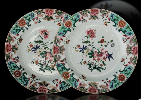 Coppia di piatti in porcellana Famiglia Rosa con decori floreali, Cina, Dinastia Qing, epoca Qianlong (1736-1796)