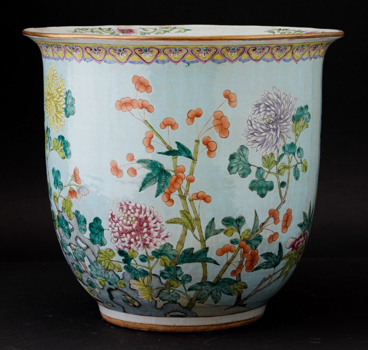 Cachepot in Porcellana con Decori Floreali su Fondo Azzurro, Cina, Dinastia Qing, XIX Secolo