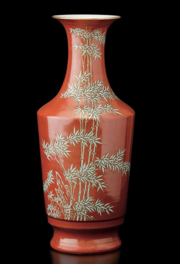 Vaso in porcellana con decorazione a canne di bambÃ¹ su fondo arancio e lumeggiature color oro, Cina, Repubblica, XX secolo