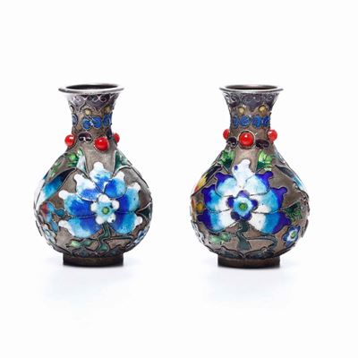 Due Piccoli Vasi in Smalto con Decori Naturalistici e Applicazioni in Pietre Dure, Cina, XX Secol...