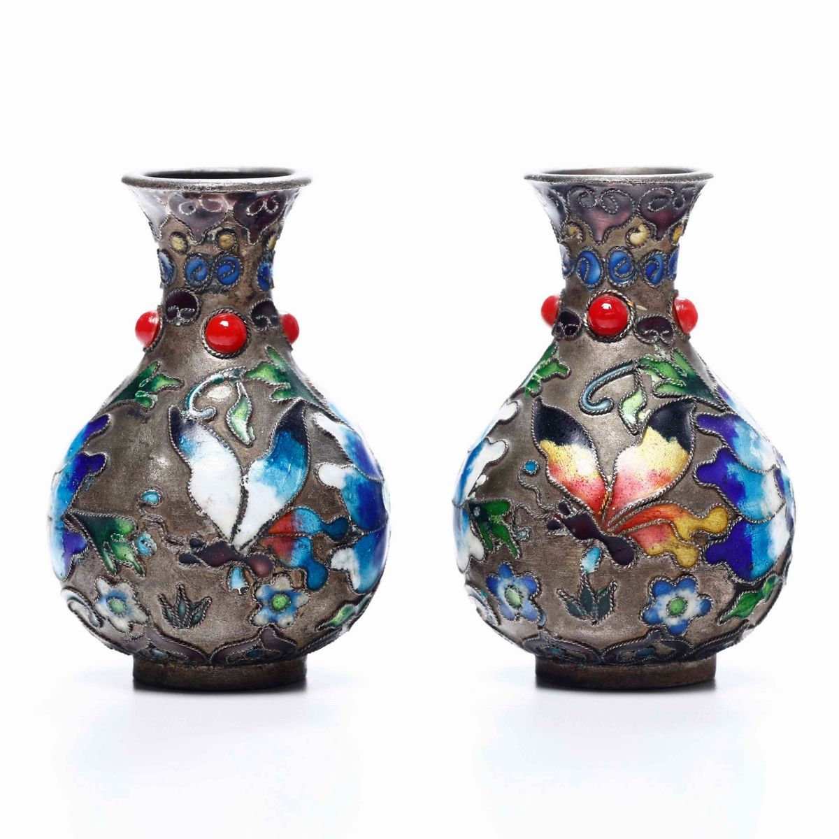 Due Piccoli Vasi in Smalto con Decori Naturalistici e Applicazioni in Pietre Dure, Cina, XX Secol...