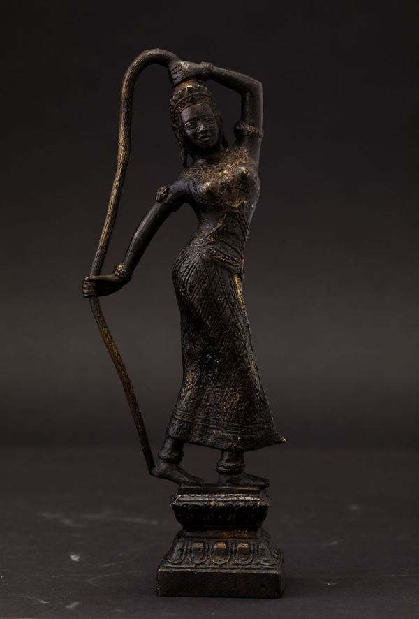 Figura di fanciulla danzante in bronzo, India, XX secolo