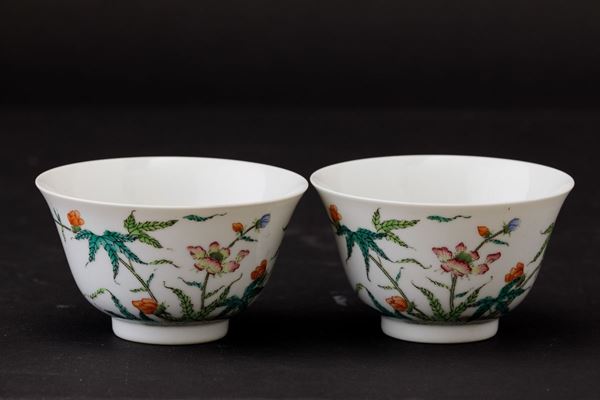 Coppia di piccole ciotole in porcellana con decori floreali, Cina, Dinastia Qing, epoca Daoguang (1821-1850)
