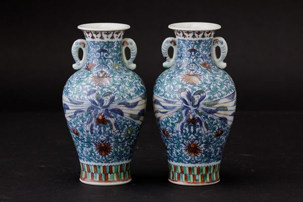 Coppia di piccoli vasi a doppia ansa in porcellana doucai con motivo centrale a fiocco, Cina, Dinastia Qing, inizio XX secolo