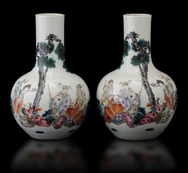 Coppia di vasi a bottiglia in porcellana con figure di saggi, fanciulle e bambini entro paesaggio, Cina, Dinastia Qing, probabilmente marca e del periodo Daoguang (1821-1850)