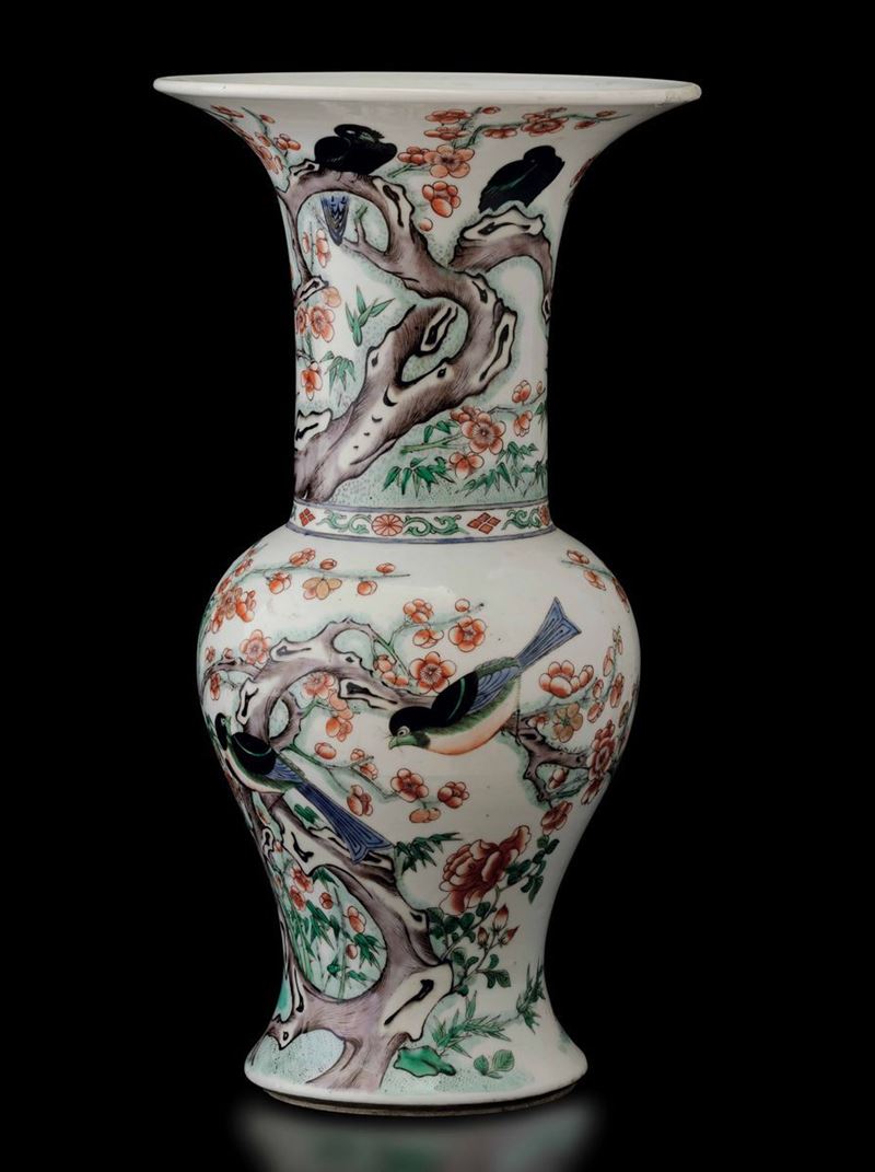 Vaso in porcellana Famiglia Verde con decoro di uccellini tra i rami, Cina, Dinastia Qing, XIX secolo  - Asta Fine Chinese Works of Art - Cambi Casa d'Aste