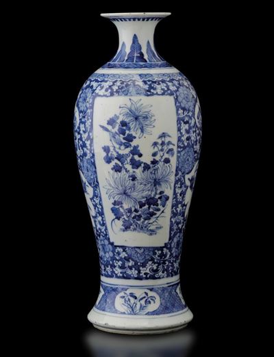 Vaso in Porcellana Bianca e Blu con Decori Floreali e Soggetti Naturalistici Entro Riserve, Cina,...