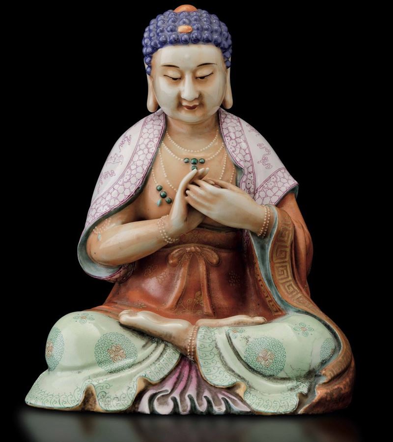 Figura di Buddha in atteggiamento benedicente in porcellana smaltata, Cina, Dinastia Qing, epoca Guangxu (1875-1908)  - Asta Fine Chinese Works of Art - Cambi Casa d'Aste