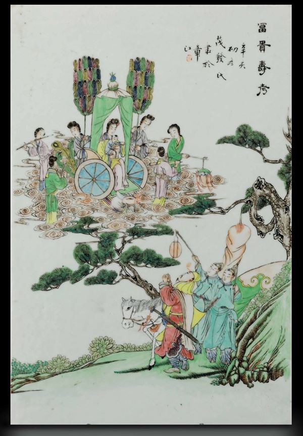 Placca in porcellana nei colori della Famiglia Verde con Guanyin, fanciulle e cavaliere con iscrizione, Cina, Dinastia Qing, XIX secolo