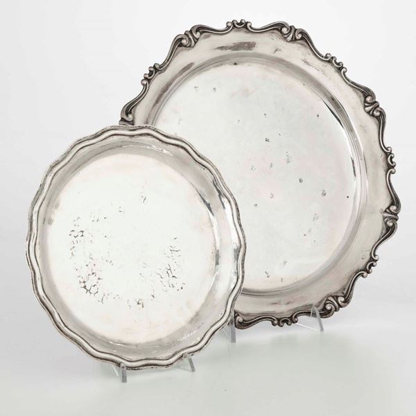 Due piatti in argento. Argenteria italiana del XX secolo, argentieri differenti