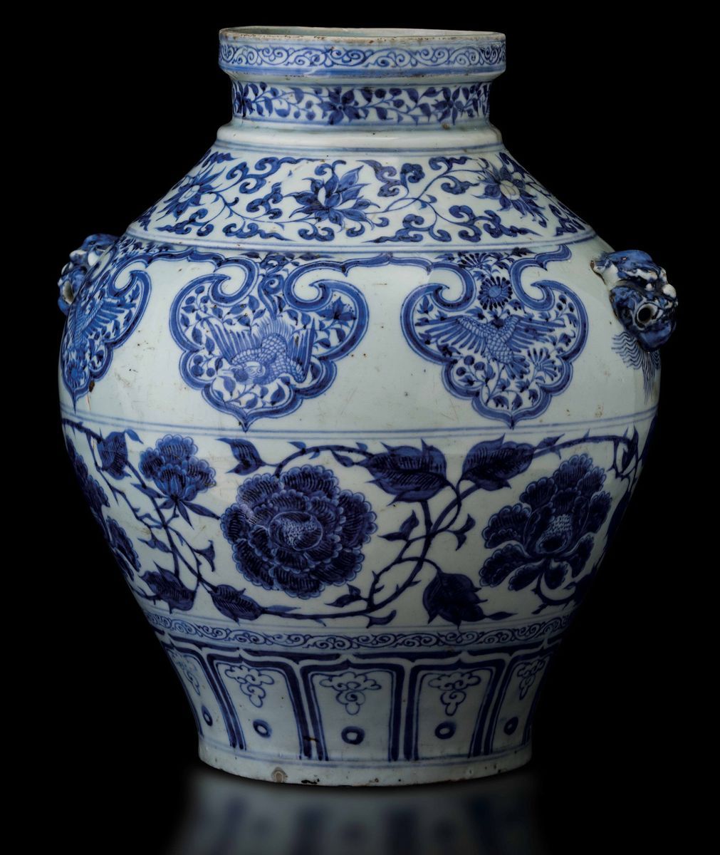 Rara ed Eccezionale Jar in Porcellana Bianca e Blu con Decori Floreali, Figure di Fenici Entro Ri...