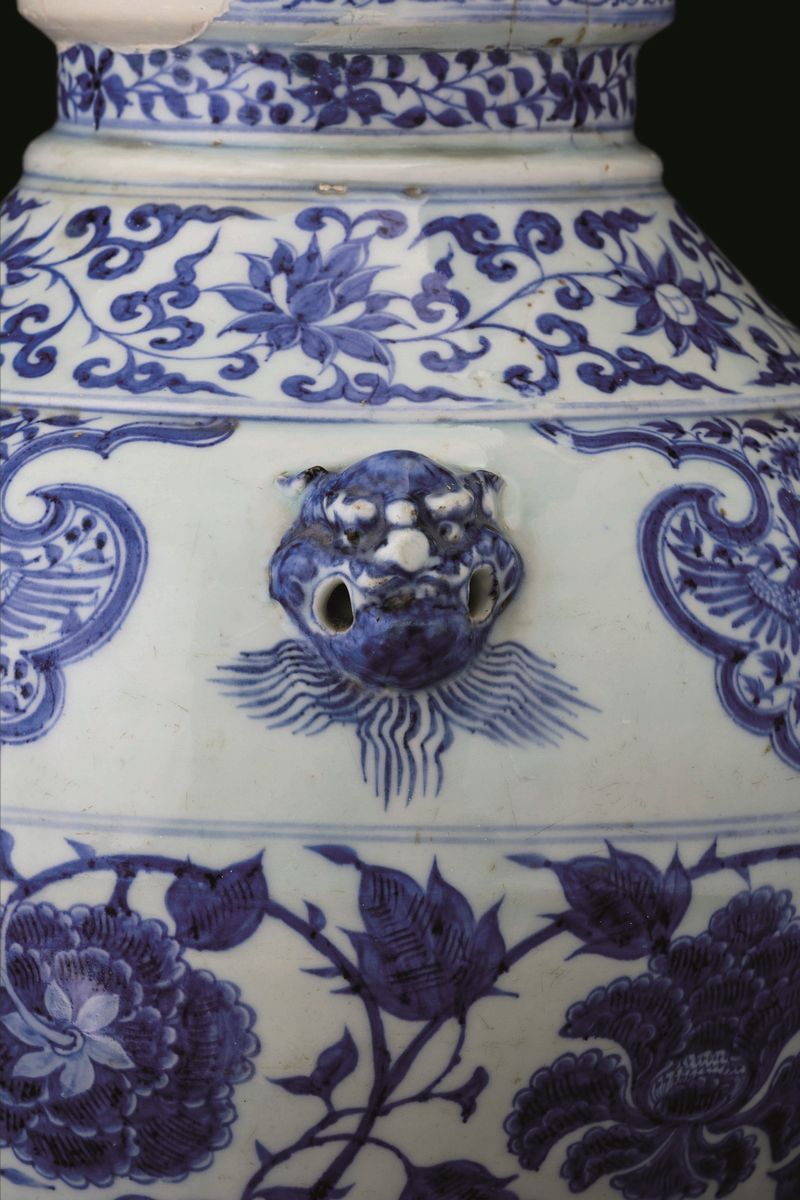 Rara ed Eccezionale Jar in Porcellana Bianca e Blu con Decori Floreali, Figure di Fenici Entro Ri...
