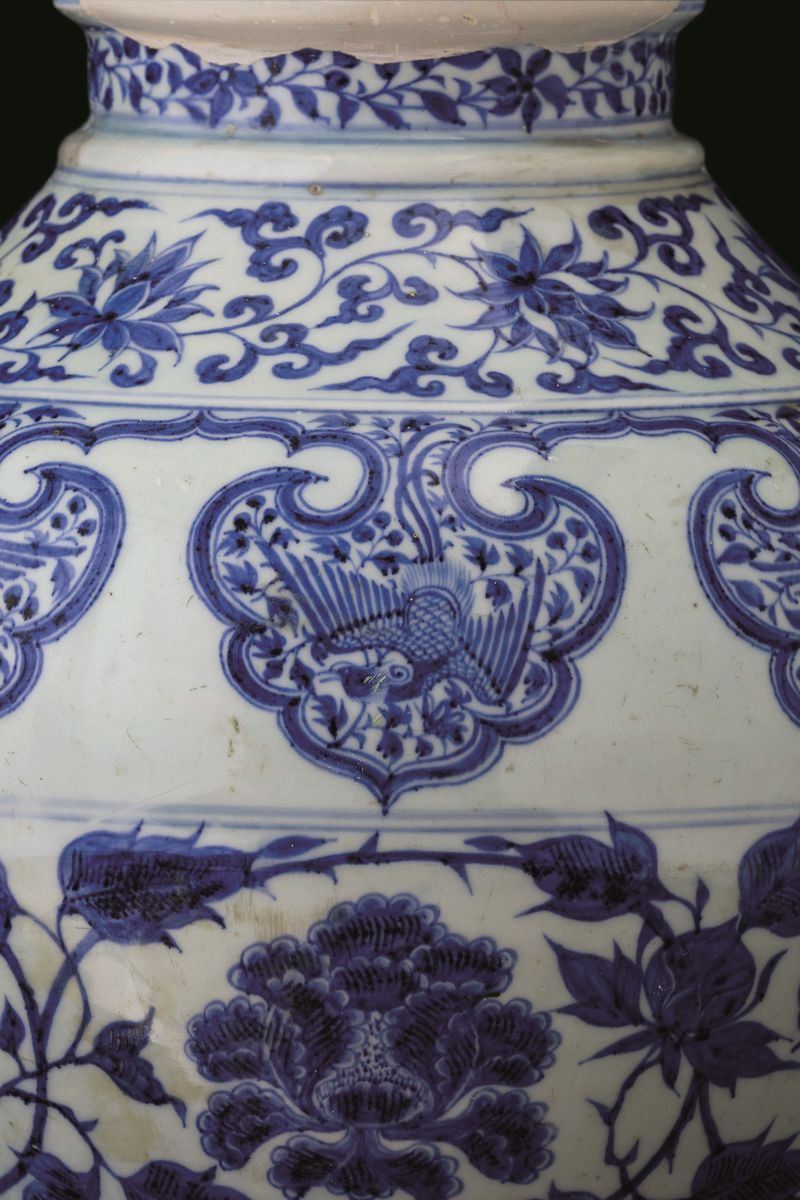 Rara ed eccezionale Jar in porcellana bianca e blu con decori floreali,  figure di fenici entro riserve sagomate e mascheroni a foggia di testa  leonina, Cina, Dinastia Yuan (1279-1368) - Asta Fine
