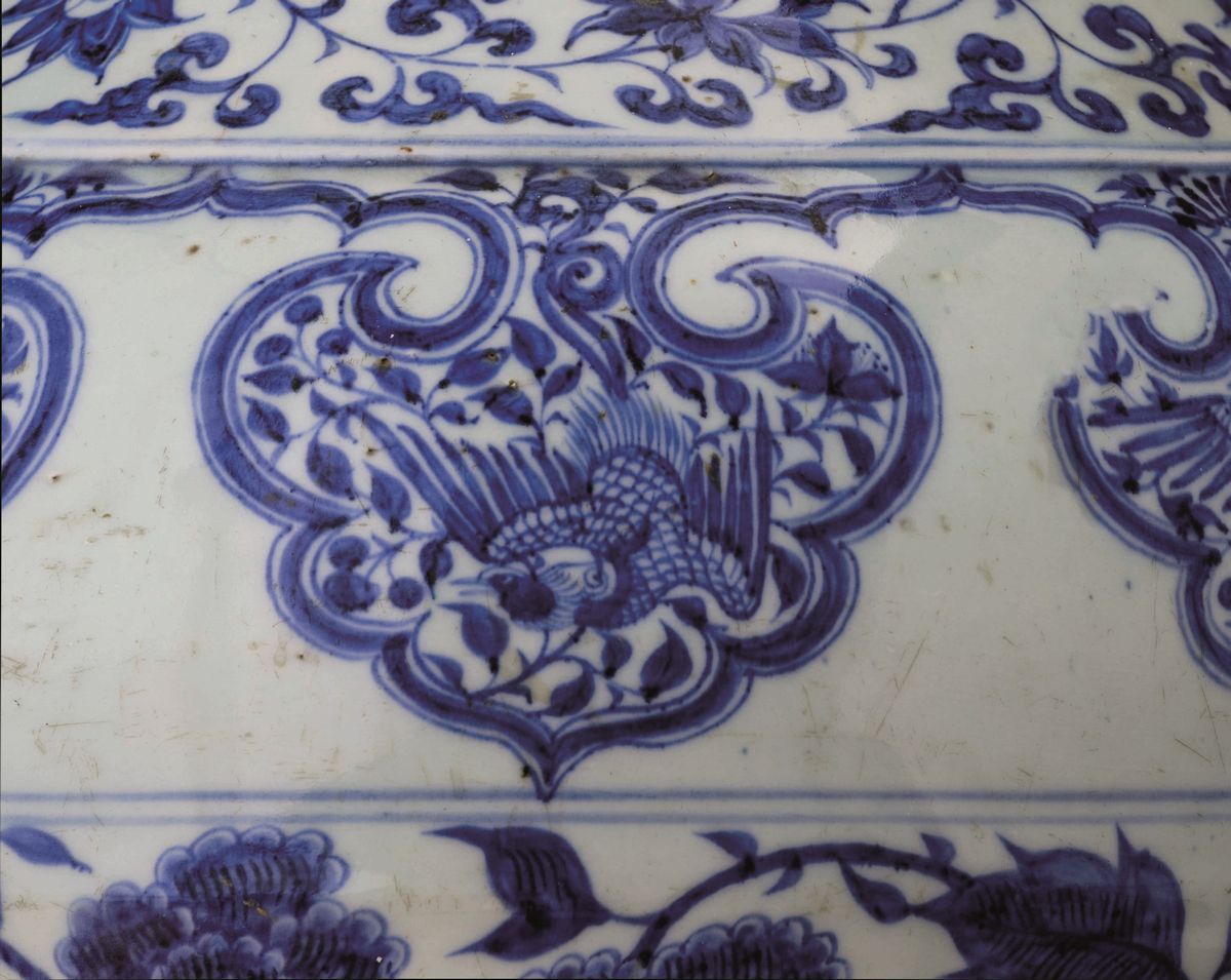 Rara ed Eccezionale Jar in Porcellana Bianca e Blu con Decori Floreali, Figure di Fenici Entro Ri...