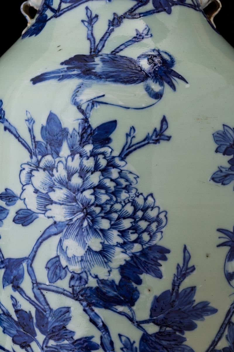 Vaso in Porcellana con Decoro Naturalistico sui Toni del Blu su Fondo Celadon, Cina, Dinastia Qin...