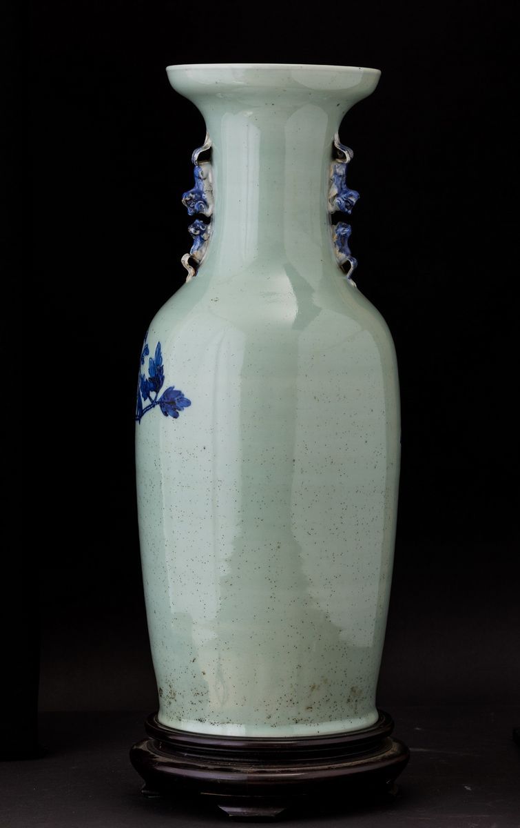 Vaso in Porcellana con Decoro Naturalistico sui Toni del Blu su Fondo Celadon, Cina, Dinastia Qin...