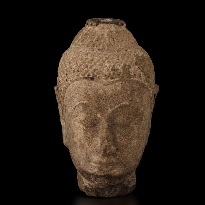 Testa di Buddha in pietra, Thailandia, Ayutthaya, XVII secolo  - Asta Fine Chinese Works of Art - Cambi Casa d'Aste