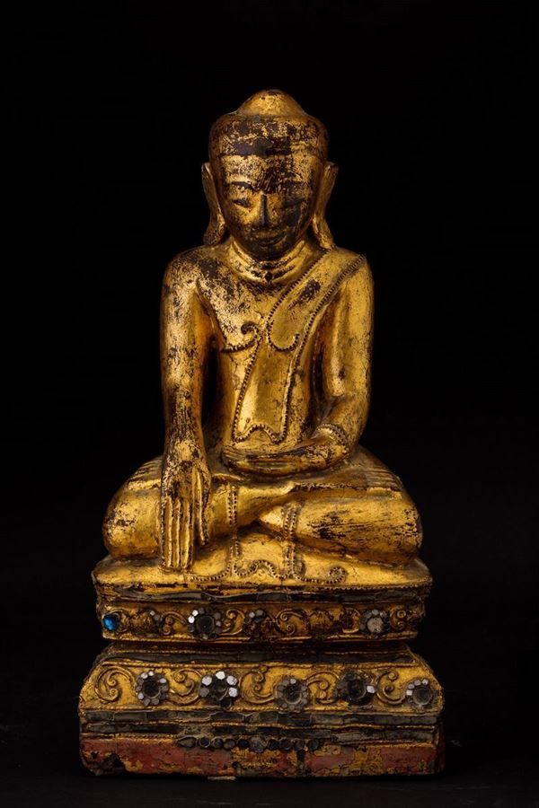 Scultura di Buddha in legno laccato e dorato, Thailandia, XX secolo