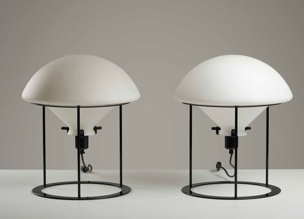 Coppia di lampade da tavolo con struttura in metallo laccato e diffusori in vetro opalino.