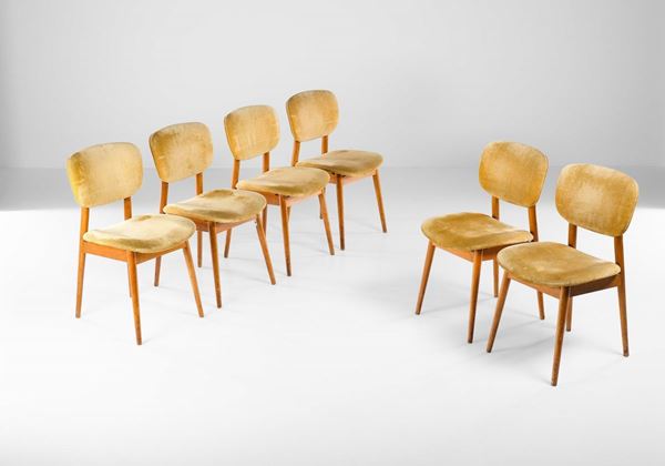 Sei sedie con struttura in legno e rivestimenti in tessuto.