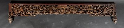 Fregio in Legno Intagliato e Dorato Raffigurante Scena di Vita Comune e Decori Floreali, Cina, Di...