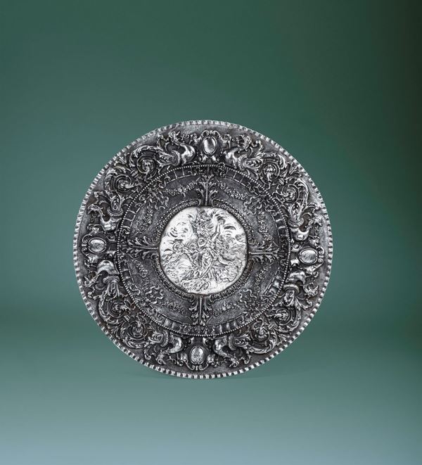 Piatto da parata in ferro e argento fusi e cesellati. Firma Martini, Italia XIX-XX secolo
