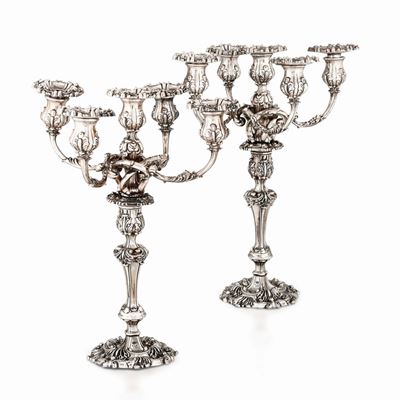 Raro Insieme Composto da 2 Candelabri e 4 Candelieri in Argento Sterling Fuso e Cesellato. Inghil...