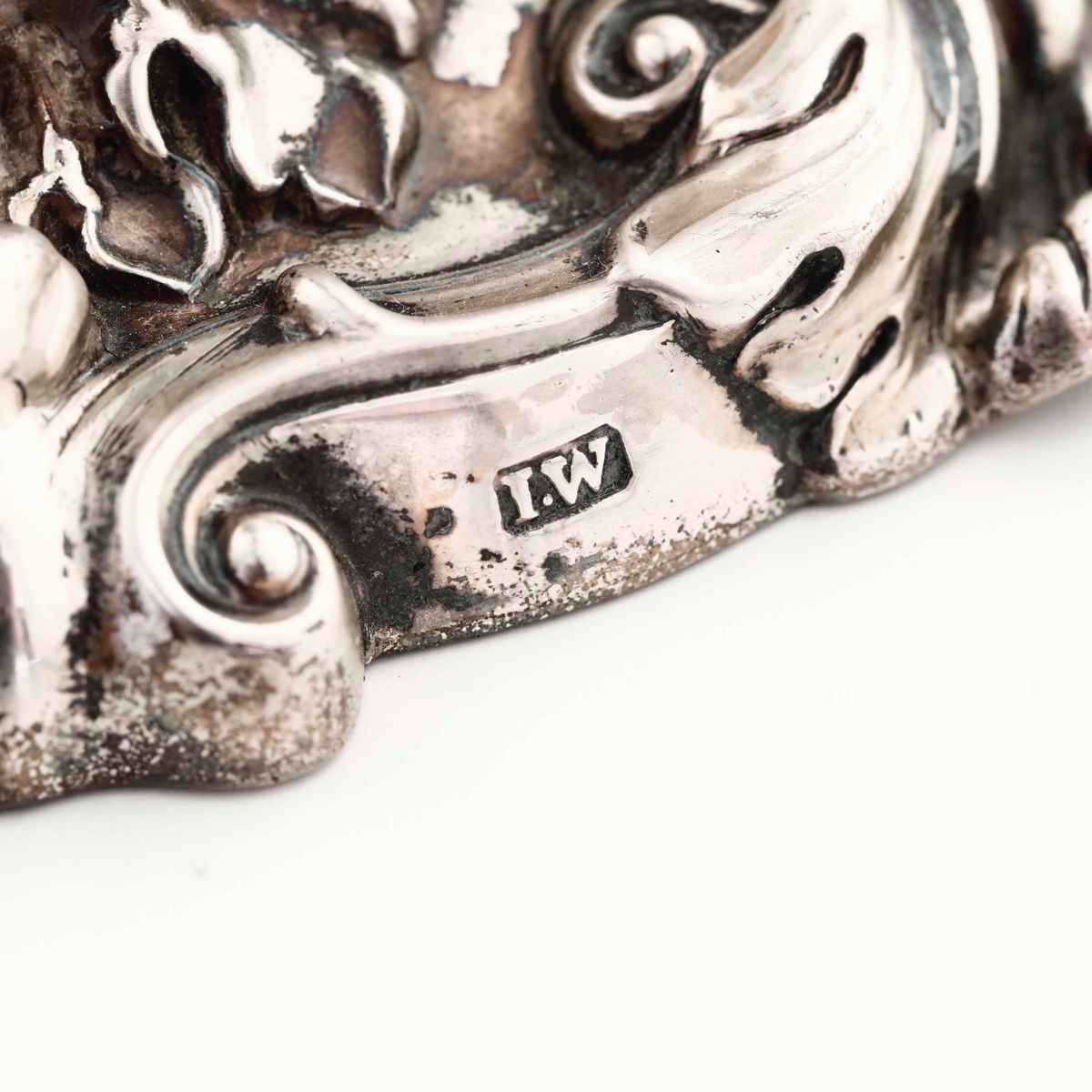 Raro Insieme Composto da 2 Candelabri e 4 Candelieri in Argento Sterling Fuso e Cesellato. Inghil...