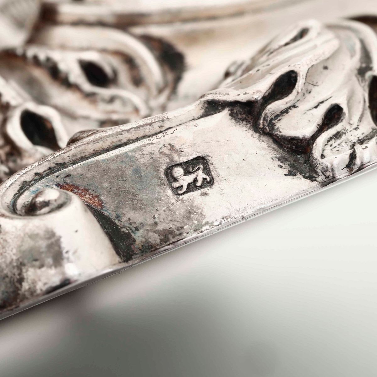 Raro Insieme Composto da 2 Candelabri e 4 Candelieri in Argento Sterling Fuso e Cesellato. Inghil...
